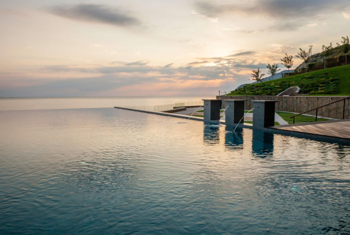 Бассейн между небом и морем 